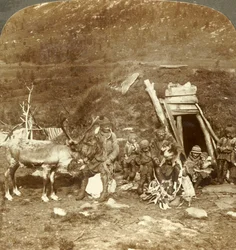 Folk fra det iskalde nord-lappiske hjem og familie, nær Tromsø, Norge, c1905.