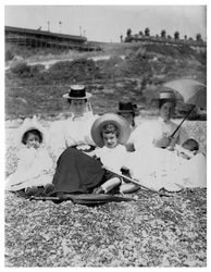 Mennesker på en strand, c1890-1909