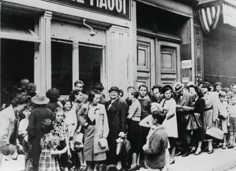 Folk i kø uden for en mælkebutik, tyskbesatte Paris, 26. juli 1940