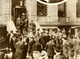 Folk venter på nyheder om Titanic...New York City, USA, april 1912, 1935.