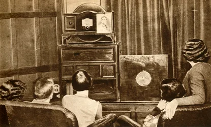Folk, der ser en tidlig tv-udsendelse, c1930, 1933.