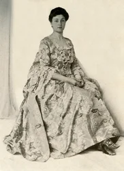 Fotografi af en kincob-brokade, med silkebroderet stomacher, c1750, 1937.