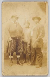 Fotografisk postkort af tre uidentificerede kvinder, 1904-1918.