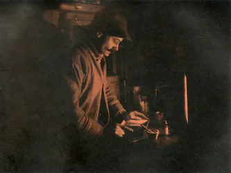 Ponting udvikler en plade i det mørke rum, c19101913, 1913.