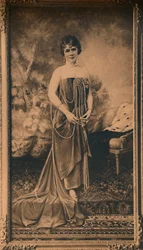 Portræt af en kvinde ved den cubanske ambassade i Bruxelles, Belgien, 1927.