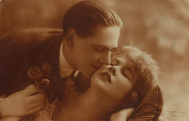 Postkort af romantisk vintage par, i sepia