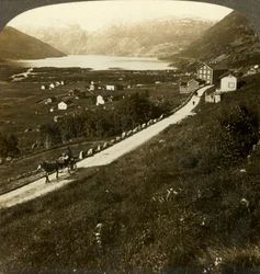 Smuk landsby med bjergvægge og Roldalsø, i det barske Vestnorge, c1905.
