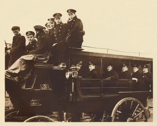 Prins Albert ankommer til Devonport for at gå ombord på krydseren Cumberland, 1913, 1937