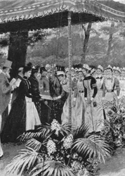 Prinsesse Alexandra overrækker certifikater til sygeplejersker i Marlborough House, 21. juli 1899, 1901.