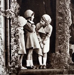 Prinsesse Elizabeth, prinsesse Margaret og deres kusine, Margaret Elphinstone, under Royal Highland Society i Princess Royal Park (s/h foto)