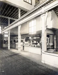 Offentlig bekvemmelighedsstand, med postkort, slik og offentlige stenografboder i Palace of Manufactures på verdensudstillingen 1904