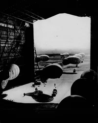 Sætte spærreildsballoner i en hangar, 1943