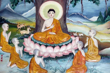 Quan Am Bo Tat-templet (Pagoda of Avalokitesvara Bodhisattva). Shakyamuni Buddha prædiker - lovens hjul - for sine fem disciple. Vung Tau. Vietnam
