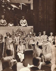 Dronning Elizabeth ser til, mens hendes mand bliver kronet på sin kroningsdag, 1937