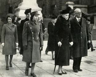 Dronning Mary, prinsesse Elizabeth, prinsesse Margaret..., våbenstilstandsdag, 1945, 1951.