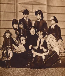 Dronning Victoria med sin svigerdatter og sine børnebørn, ca. 1880, 1935