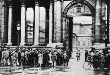 Kø uden for informationskontoret for civile i Deputeretkammeret, Paris, juli 1940