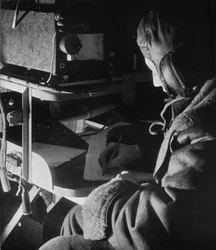 RAF Coastal Command radiooperatør om bord på sit fly, c1940 1943