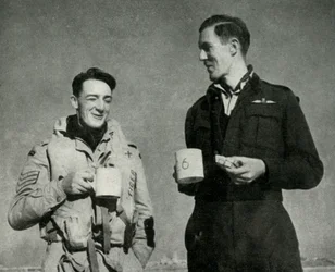 RAF-personale nyder en kop te, Malta, Anden Verdenskrig, 1942 1944.