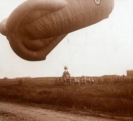 Rejsning af spærreballon med kurv til observation, c1914-c1918