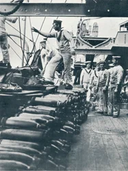 Modtagelse af granater til flådekanonerne på dækket af et slagskib, c1914