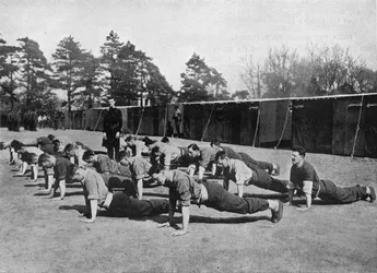 Rekrutter til Grenadier Guards ved fysisk øvelse i Caterham, hvor Brigade of Foot Guards de