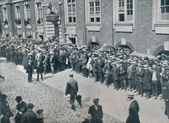 Rekrutter venter uden for det centrale Londons rekrutteringsdepot, 1914
