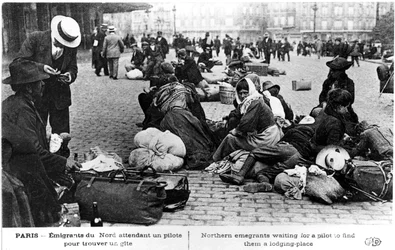 Flygtninge fra nord venter på en guide, der kan finde logi til dem, Paris, Første Verdenskrig, 1914-1918