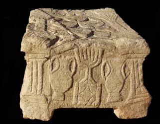 Relief, der viser en Syvgrenet Menorah, Magdala Synagoge (sten)