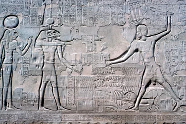 Relief af farao før Kum & Sekhmet, Khnums tempel, ptolemæiske og romerske perioder