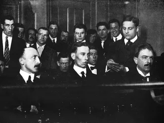 Robert Fay til venstre og hans to medskyldige fotograferet i retten, 1915.