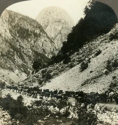 Rocky Jordalsnut 3620 ft. fra siden af vejen fyldt med turistvogne, Norge, c1905.