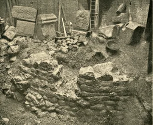 Romerske rester fundet i en bastion af London-muren, 1908