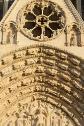 Rose vindue. Tympanum på den vestlige centrale portal. Stefansdomkirken.