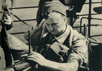 Royal Marine tjekker sit maskingevær, Anden Verdenskrig, c1939-c1943 1944.