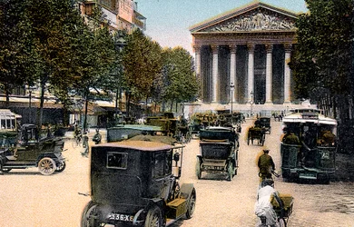 Rue Royale og Madeleine, Paris, med biler og en motorbus på gaden, c1900