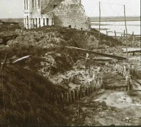 Ødelagt bygning og skyttegrave langs kysten, c1914-c1918