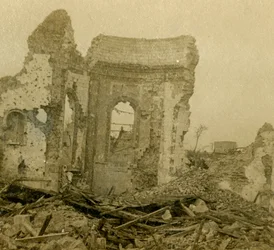 Ødelagt kirke, Combles, Nordfrankrig, c1914-c1918