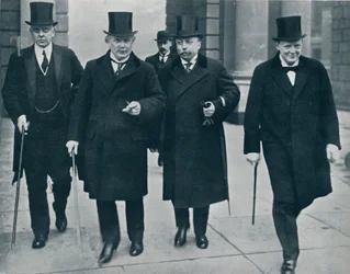 Russisk finansminister i England: M. Bark på vej til Underhuset, 1914