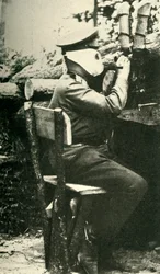 Russisk soldat ved hjælp af en periskopriffel, Første Verdenskrig, 1914-1918, c1920.