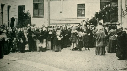 Russiske soldater koner venter på nyheder fra fronten..., Første Verdenskrig, 1915, c1920.