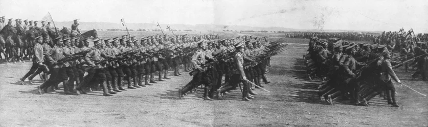 Russiske tropper paraderer under den franske præsident Raymond Poincares besøg i Rusland den 22. juli 1914.
