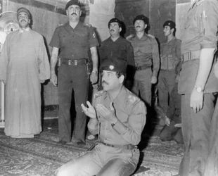 Saddam Hussein beder, Karbala, Irak, 1985