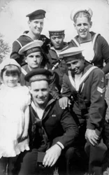 Matroser fra seks forskellige lande under flådeparaden i anledning af kroningen, Southsea, Hampshire, 1937