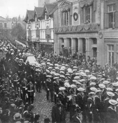 Sømænd trækker pistolvognen med dronning Victorias kiste, Windsor, Berkshire, 1901