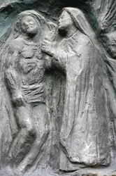 Saint-Pierre de Montmartre kirke: Notre Dame dørskulptur: Jesus bliver lagt af korset, Paris, Frankrig