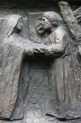 Saint-Pierre de Montmartre kirke: Notre Dame dørskulptur: Jesus møder sin mor på Via Dolorosa, Paris, Frankrig