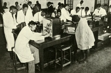 Scener in a Native College - Studerende i fysiklaboratoriet, c1948.