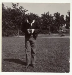 Skoledreng tager et fotografi, c 1905