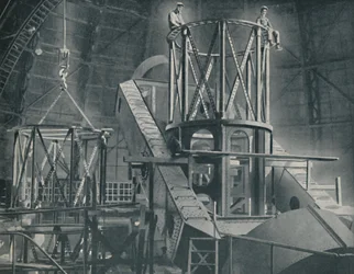 Sektion for sektion monterer Hookers-cylinderens enorme stålramme, c1935